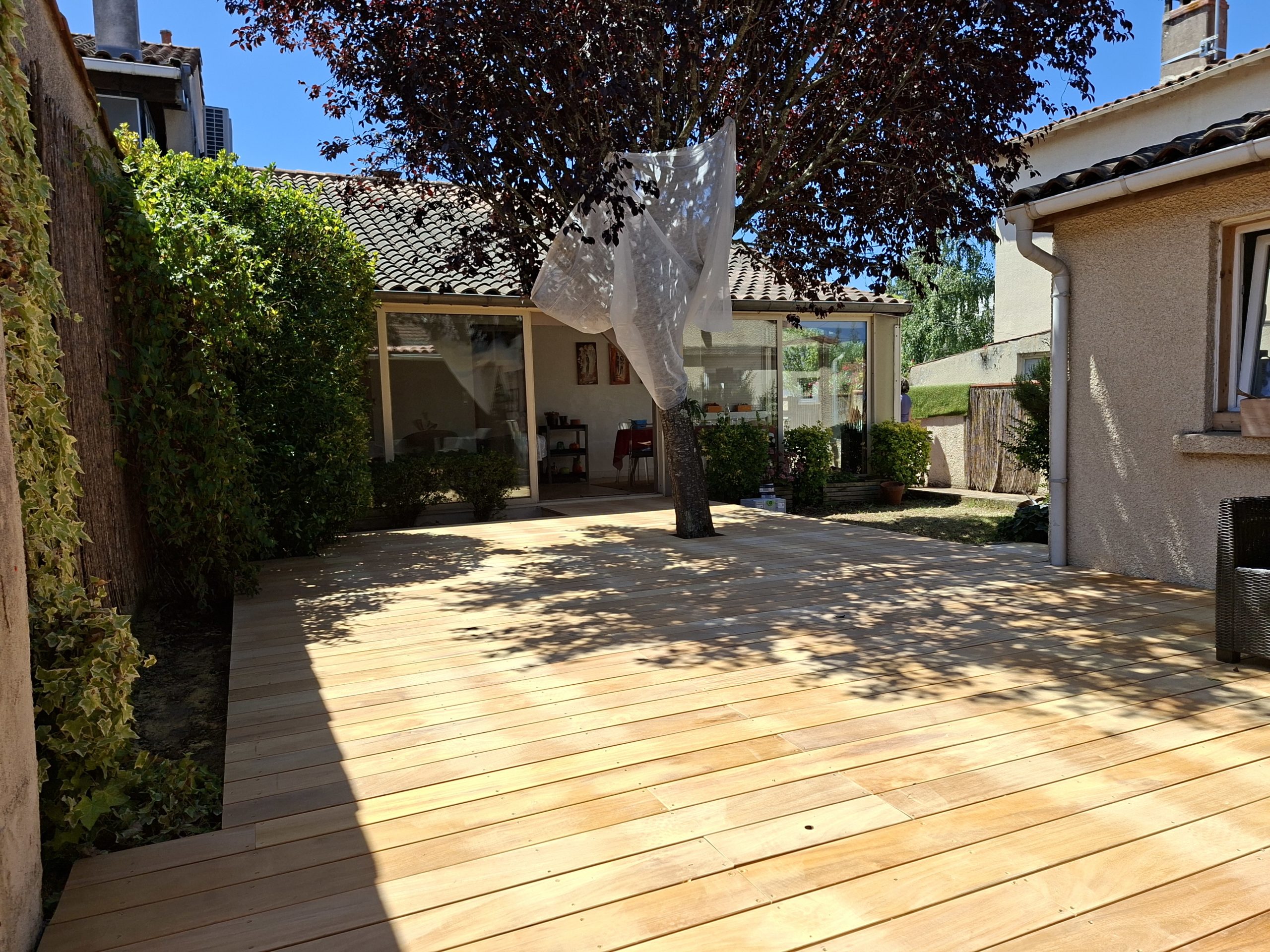 Terrasse bois intégrée dans un jardin existant