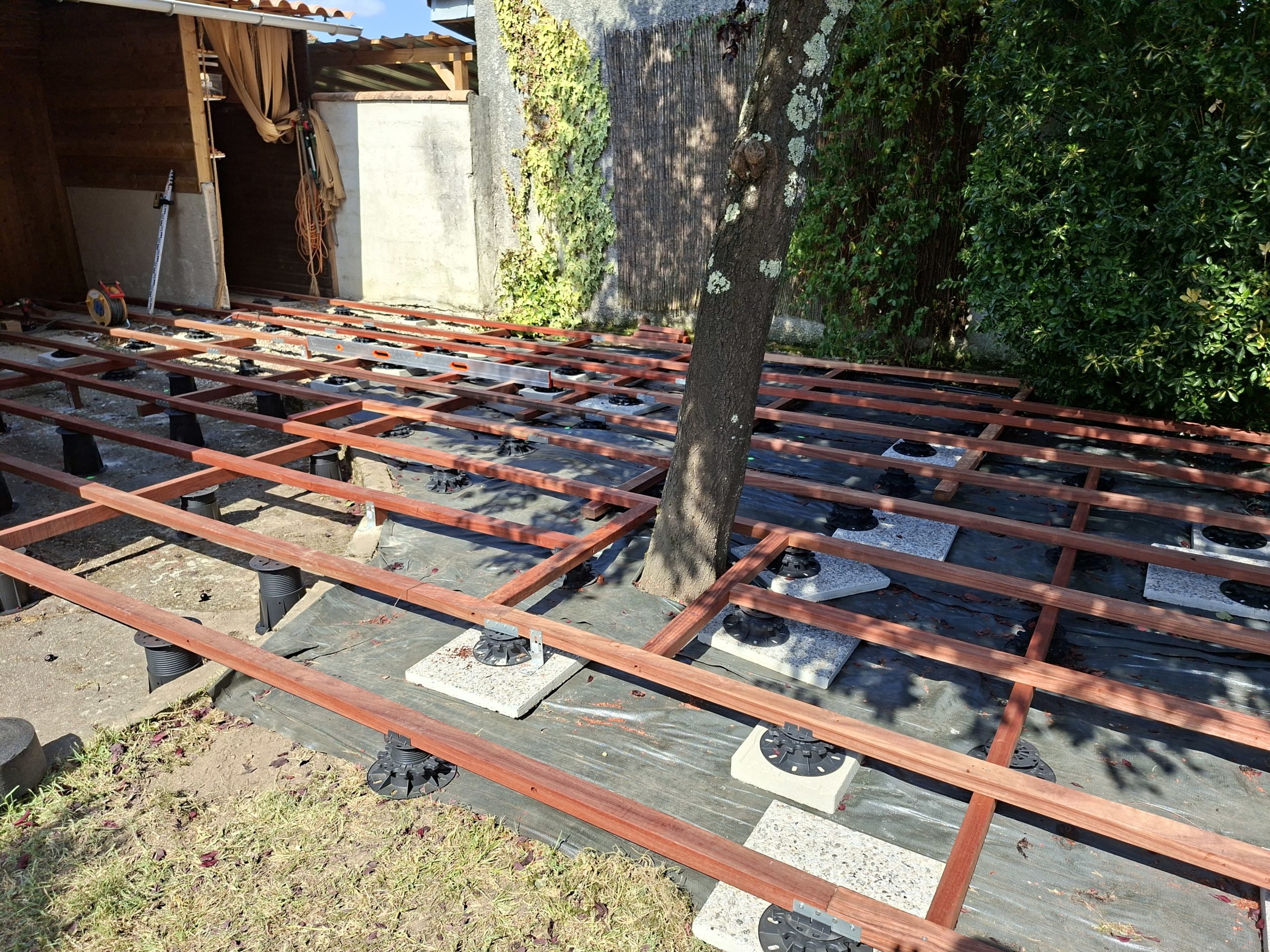 Structure de terrasse bois posée sans terrassement lourd